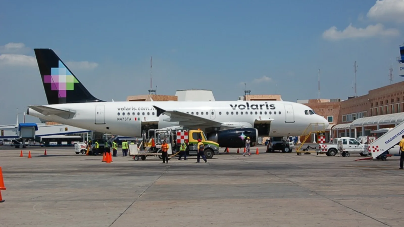 Vuela El Salvador / Volaris aircraft