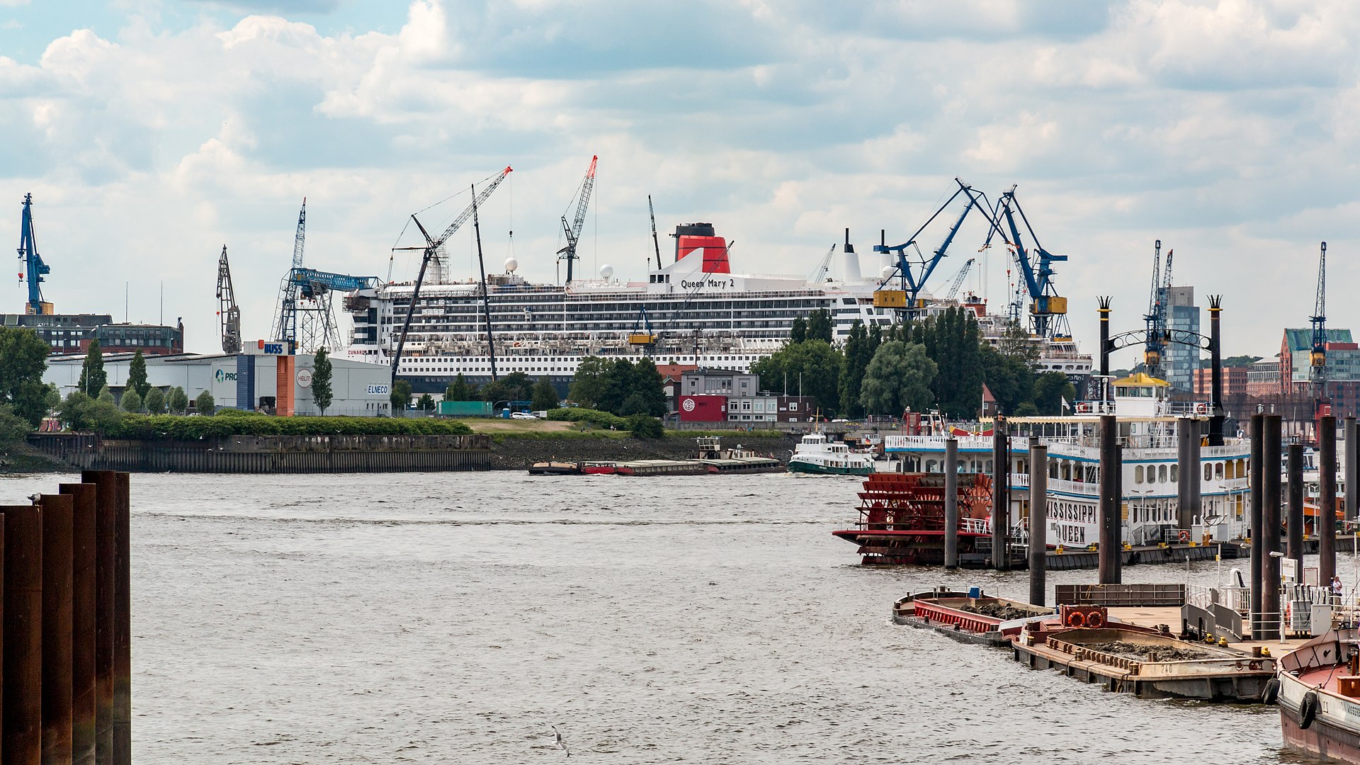 Cunard Queen Mary 2 cruise ship in Hamburg harbour